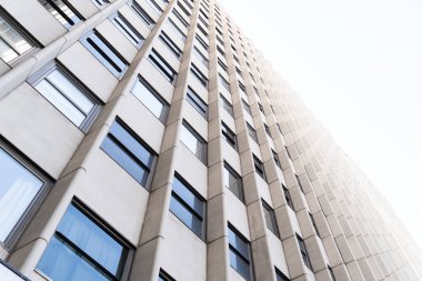 Madrid şehrinde cam pencereli çok yüksek beyaz bir bina..