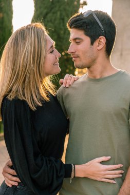 Öpüşmeden önce birbirlerine bakan genç ve çekici bir çiftin portresi. Dikey.