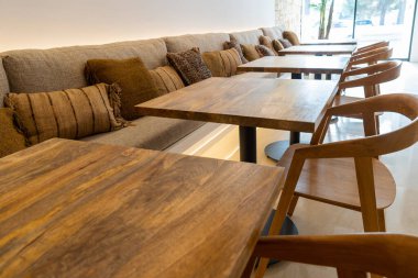 Kırsal bir otelin restoranındaki boş ahşap masaların geniş açıları. Turizm konsepti.