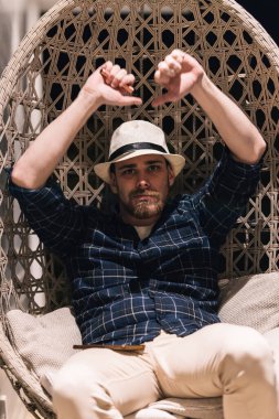 İşten sonra evdeki bir hamakta dinlenen mutlu genç adam. Yaşam tarzı kavramı.