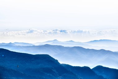 Dağların mavi sisli manzarası