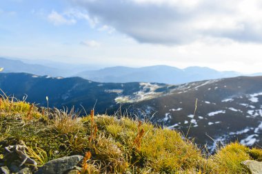 Tepedeki dağın tepesinin görüntüsü