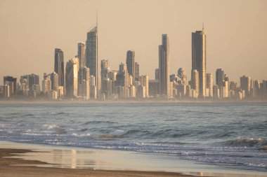 Sahilde gökdelenler gün batımında Gold Coast, Queensland, Avustralya 'da.