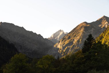 Pirene dağlarının manzarası sabahın erken saatlerinde ılık tonlarla.