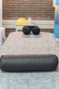 Doğal terapi salonunda boş sedye. Dikey