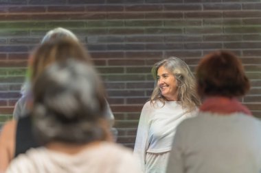 Bir grup yaşlıyla konferans sırasında mutlu bir kadın..