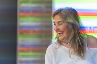 Üniversite öğretmeni bir konferans sırasında öğrencileriyle gülüyor. Eğitim Konsepti.