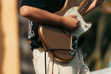 Yazın bir açık hava konserinde elektro gitar çalan tanınmamış genç adam.. 