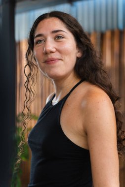 Öğretmen tatilden sonra çocuklarını görmek için okula dönerken gülümsüyor. Dikey.