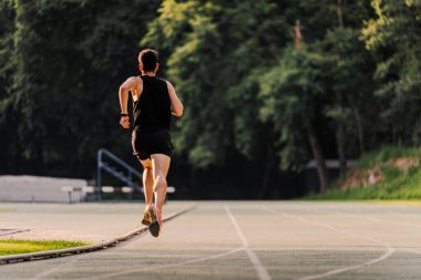 Sonbaharda şehrin atletizm pistinde profesyonel atlet eğitimi.