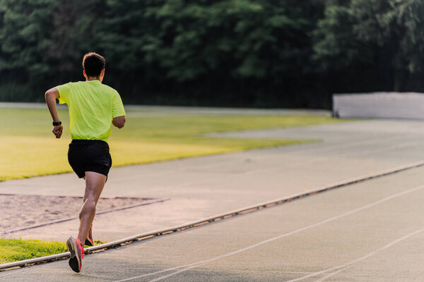Спортсмен делает большие успехи во время бега по легкой атлетике. Копирование пространства.