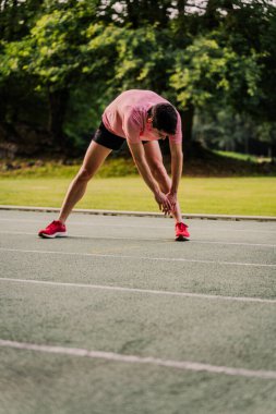 Uzman koşucu, kaçıranları açık hava raylarında geriyor. Dikey.