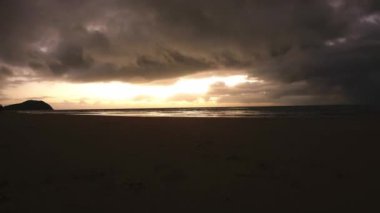 Sabahın erken saatlerinde bulutlar plajın yanından geçiyor. Zaman Uygulaması.