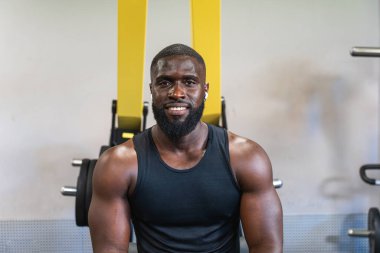 Spor yaparken gülümseyen siyah antrenör..