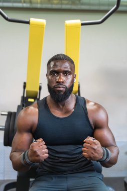 Kaslı vücutlu ve spor salonunda kazanan siyah erkek..