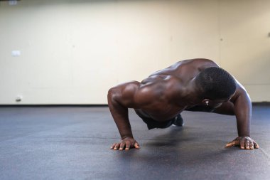 Siyah adam tüm vücudunu kendi ağırlığıyla çalıştırıyor..