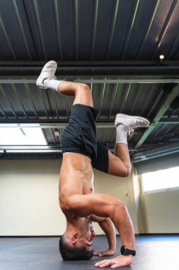 Latin adam spor salonunda amuda kalkmayı öğreniyor..