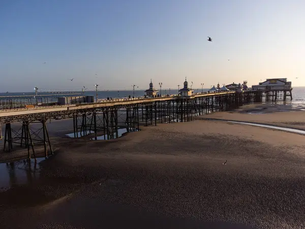 Havadan Blackpool, bir DJI Mini 2 ile vuruldu.
