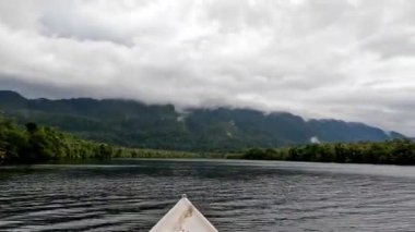 Urisa Köyü 'ndeki dağlarda, Kaimana Regency, Batı Papua, Endonezya