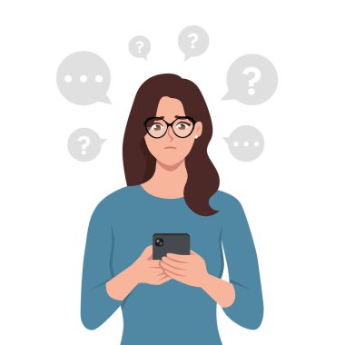 Cep telefonunda soru işareti olan bir kadın düşünceli bir şekilde yukarı bakıyor. Düz vektör çizimi beyaz arkaplanda izole edildi