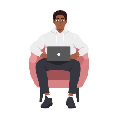 Genç siyahi adam internette çalışıyor, koltukta oturuyor ve dizüstü bilgisayar kullanıyor. Düz vektör çizimi beyaz arkaplanda izole edildi