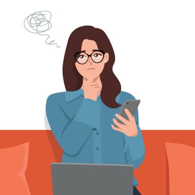 Bilgisayarın önünde kafası karışmış genç bir kadın akıllı telefonu kafasında karışık bir düşünceyle tutuyor. Düz vektör Karakteri Çizimi