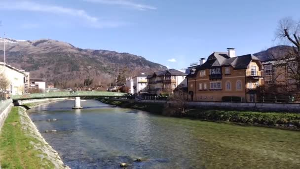 2024年3月9日 奥地利上奥地利 坏伊斯奇尔 欧洲坏伊斯奇尔文化之都 奥地利 坏伊斯奇尔 特劳恩河上的桥和美丽的老房子 — 图库视频影像