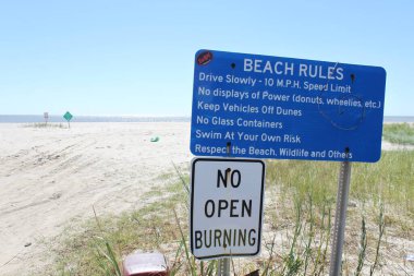 Lafayette, Louisiana, ABD, Ekim 2017: Lafayette plajı, araba erişimine izin verilen yer. Kurallar mavi ışıkta verilir, hız limiti gibi, güç göstergesi veya kumullardan uzak durmak yok.. 