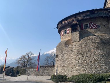 Vaduz, Lihtenştayn, 27 Mart 2022: Liechtenstein 'in başkentinde güneşli bir bahar günü Vaduz kalesinin görüntüsü. Arka planda karlı dağlar. 