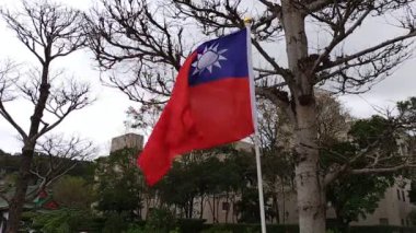 Taipei, Tayvan, 26 Mart 2024: Tayvan bayrağı, Tayvan bayrağı, Tayvan 'daki Ulusal Devrimci Şehitler Tapınağı' nda rüzgarda sallanıyor ilkbaharın başlarında, güpegündüz, bulutlu