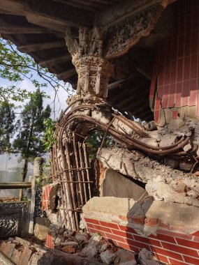 Wuchang Tapınağı Tayvan 'ının Macro çekimi. 1999 'da deprem olmuş. Enkaz, kavisli çelik çubuk. Doğa tarafından geri alındı.