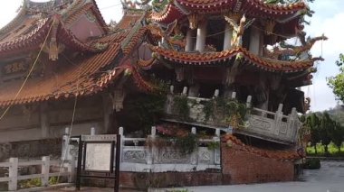 Nantou, Tayvan, 24 Mart 2024 Buckled Wuchang Tapınağı. 1999 'da deprem, enkaz ve hasarlı yapı, korkunç 921 depremi veya Jiji depremi ile yıkılan ikonik yapı. Doğanın Gücü.