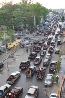 Kamphaeng Phet, Tayland - 23 Nisan 2015 Songkran, yeni yıl kutlaması, su festivali sırasında araba geçidi. Yetişkinler, yükleme alanındaki çocuklar, su tabancaları, yoldan geçenlere serpiştirmek için kocaman su bidonları taşıyorlar. Kuş bakışı görüş. Budist Yeni Yıl