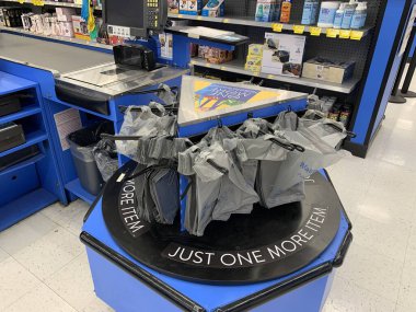 Lancaster, PA, USA, 5 Ekim 2023: Walmart 'ta bir kasada plastik alışveriş torbaları için dönen tezgah