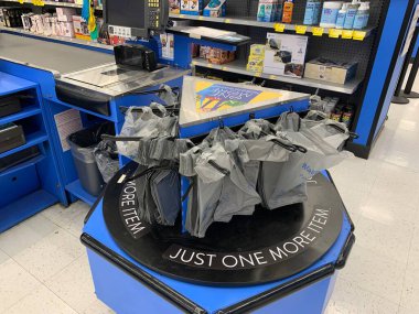 Lancaster, PA, USA, 5 Ekim 2023: Walmart 'ta bir kasada plastik alışveriş torbaları için dönen tezgah