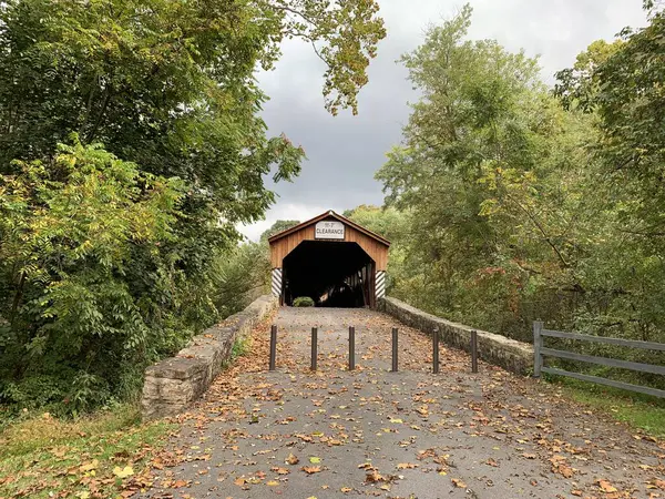 Akademi Pomeroy Köprüsü 'ne giriş. Pennsylvania' da kalan en uzun köprü. Pennsylvania kırsalındaki güzel sonbahar manzarası, yeşillik, orman, ağaçlar, dövüş kontrol işareti