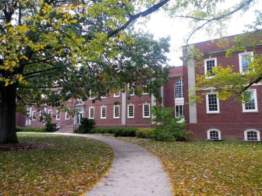 Eyalet Üniversitesi, Pennsylvania, ABD, 7 Ekim 2023 Pennsylvania Eyalet Üniversitesi kampüsünde bulutlu bir günde güzel, eski, kırmızı tuğladan bir bina.