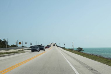 Florida Keys, Florida, 13 Şubat 2020: 1. Denizaşırı otoban, Florida eyaletleri arası, Miami 'ye gidiyor. Sokak, trafik ve su manzarası. Fotoğraf arabadan çıktı..