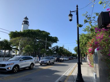 Key West, Florida, 12 Şubat 2020: Trafik, Key West 'teki Truman Bulvarı' nda ikonik deniz feneri, antika fenerler ve renkli çiçek süslemeleriyle dolu..