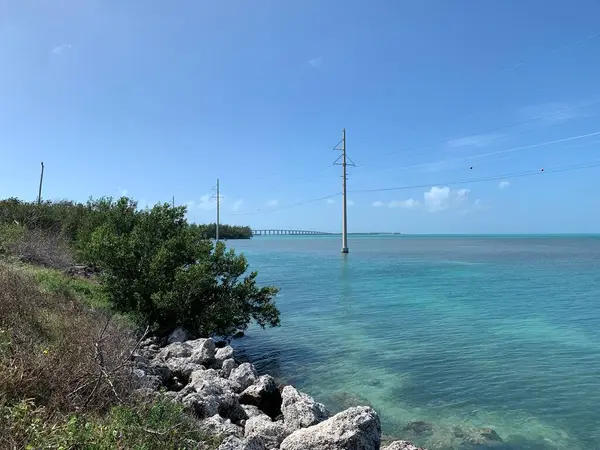 Florida Keys, kıyı manzarası deniz aşırı otoban, köprü, deniz ve elektrik direklerinin manzarası