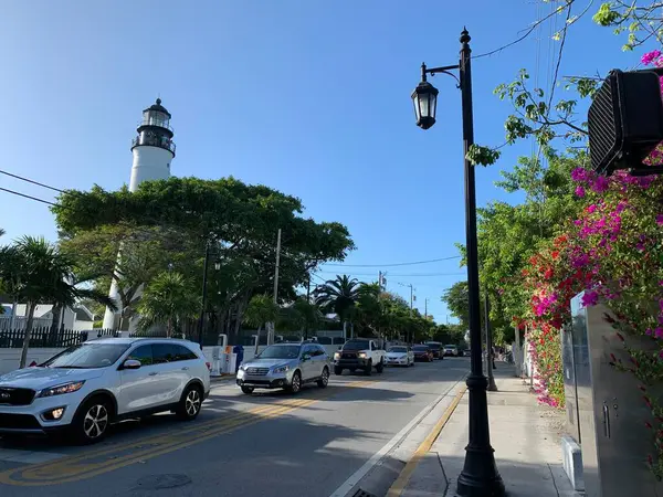 Key West, Florida, 12 Şubat 2020: Trafik, Key West 'teki Truman Bulvarı' nda ikonik deniz feneri, antika fenerler ve renkli çiçek süslemeleriyle dolu..