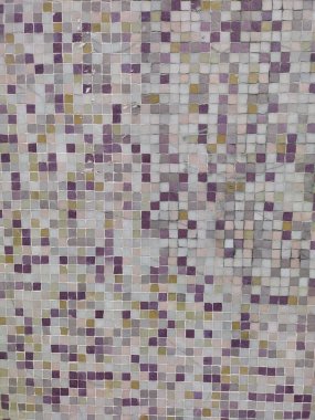 Renkli mozaik ekran dikey görüntüsü. Duvar, menekşe rengi bej renkli mozaik taşlarla süslenmiş. Koyu ve açık tonlu mor, sarı ve gri küçük tessellasyona yakın