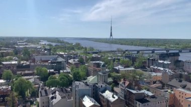 Riga, Letonya, 3 Mayıs 2024 Letonya Bilim Akademisi 'nden Riga şehir manzarası. River Daugava, Riga Radyosu ve TV Kulesi gibi simgeler göze çarpıyor. Köprülerde akış trafiği. Baharda güneşli bir gün.