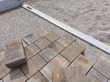 Yapım aşamasında. Ruh seviyesi çakıl zeminde, düzleştirmeye hazır. Tek taşlar uyum sağlamak için bekliyor.. 