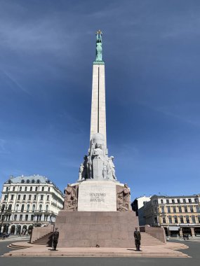 Riga, Letonya, 2 Mayıs 2024: Riga 'daki Özgürlük Anıtı' nın kapatılması. Anıt (Letonca: Brvbas piemineklis) Letonya Bağımsızlık Savaşı sırasında öldürülen askerleri onurlandırıyor. Özgürlüğün, bağımsızlığın, egemenliğin sembolü.