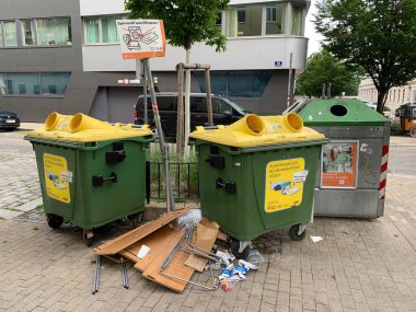 Viyana, Avusturya, 2 Haziran 2024: Viyana 'nın 20. bölgesinde cam ve plastik için geri dönüşüm sahasında yasadışı atık depolanması. Bir tabela komutu, buraya toplu atık dökmek yasaktır..