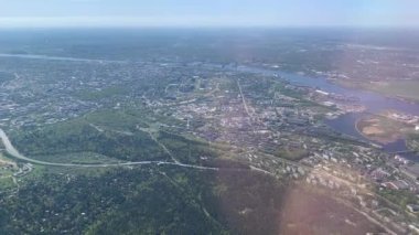 Riga 'nın hava görüntüsü, Letonya, uçak penceresinden. Şehir manzarası, liman ve nehir yukarıdan Daugava, kuş bakışı. Baharda güneşli bir gün. Mavi gökyüzü. Riga havaalanına iniyoruz. Baltık Ülkeleri.