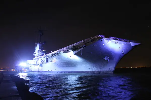 Corpus Christi, Teksas, ABD, 3 Kasım 2017: USS LEXINGTON, CV-16, II. Dünya Savaşı essex sınıfı uçak gemisi müzeye dönüştü. Ulusal Donanma Havacılık Müzesi. Birleşik Devletler Donanması. Mavi hayalet. Gece vakti aydınlık..