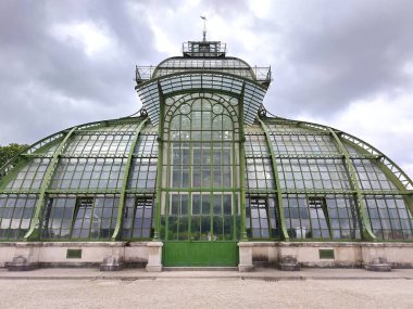 Viyana, Avusturya, 27 Haziran 2024: Schoenbrunn Palace Park 'ta Palmenhaus' un Önü, anıtsal bir sera. 1882 'de açıldı. Dünyanın en büyük botanik sergilerinden biri.. 