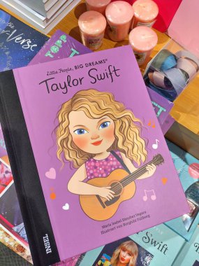Viyana, Avusturya, 27 Haziran 2024: Amerikalı şarkıcı Taylor Swift hakkında bir çocuk kitabının Almanca baskısı. Little People, Big Dreams serisi Insel tarafından yayınlandı..